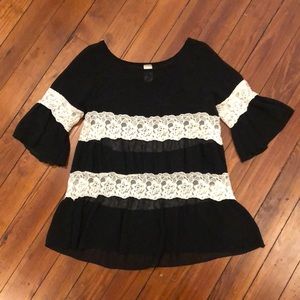 Like New 🌹 Lace Dressy Top Size S
